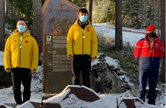 挪威队在雪车比赛中获得亚军